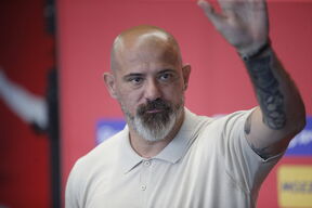 Dejan Stanković se pozdravlja.