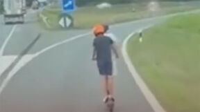Deca voze trotinet po autoputu