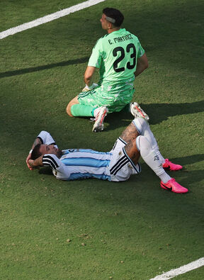 Nikolas Otamendi (4).jpg