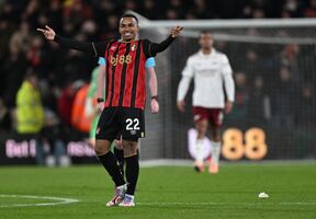 Eli Junior Kroupi proslavlja postignut gol
