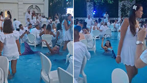 Gosti obučeni u belom na proslavi sa vodom u kojoj plivaju sirene