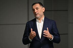Branko Radujko u odelu.
