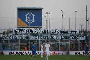 Zapaljen stadion Varaždin - Hajduk (3).jpg