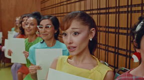 Arijana Grande u spotu za pesmu Petal  (2).png