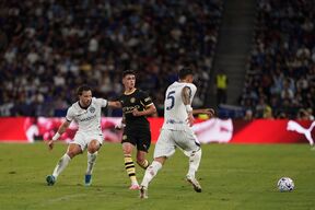 Aleksandar Stanković u duelu na utakmici Inter Mančester siti