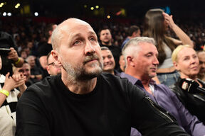 Dino Rađa u crnoj majici na utakmici.