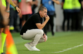 Ran Kozuh čuči u bež pantalonama na meču Zvezda - Hapoel.