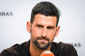 Novak Đoković u braon majici krupan kadar na konferenciji za medije.