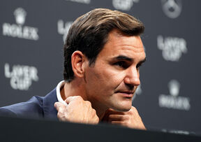 Rodžer Federer izbliza kadar iz profila.
