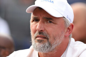 Goran Ivanišević krupan kadar dok nosi beli kačket.