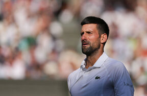 Novak Đoković u beloj majici Lacoste.