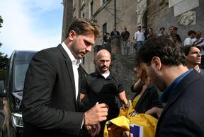 Luka Dončić potpisuje autogram u Rimu