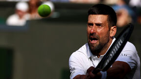 Novak Djokovic udara lopticu na Vimbldonu