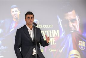Rodri drži govor na promociji u Barseloni
