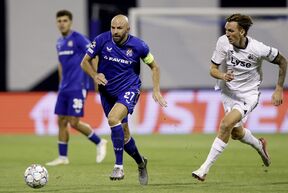 Josip Mišić vodi loptu na utakmici DInamo Zagreb Viking