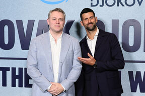 Džejson Hir i Novak Đoković na premijeri filma "Novak Đoković: Zimski vuk" u SAD.