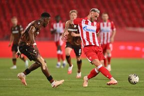 Marko Arnautović dodaje na utakmici Zvezda Viktorija Plzenj
