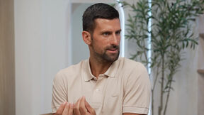 Novak Đoković u bež majici daje intervju za Tennis Channel.