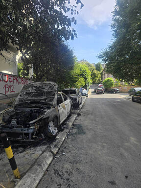 Zapaljeni automobili na Voždovcu 4.jpg