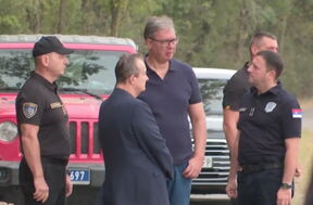 Vučić u Deliblatskoj peščari, obilazi mesta požara (2).png