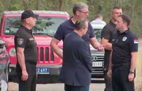 Vučić u Deliblatskoj peščari, obilazi mesta požara (3).png