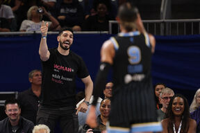 Enes Kanter izbačen sa WNBA utakmice (4).jpg