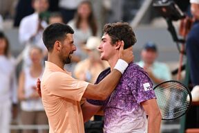 Novak Đoković i Žoao Fonseka na Rolan Garosu se pozdravljaju posle pobede Brazilca