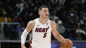 Nikola Jović vodi loptu u dresu Majamija