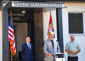 aleksandar vučić u centru za razminiranje (3).jpg