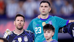 Emilijano Martinez i Lionel Mesi slušaju himnu Argentine
