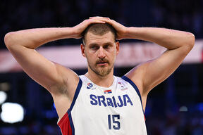 Nikola Jokić drži ruke na glavi.