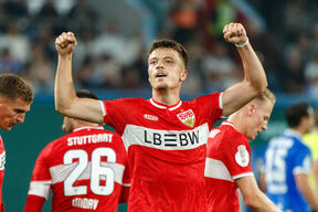 Dženan Pejčinović diže ruke dok slavi gol u dresu Štutgarta.