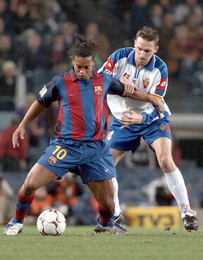 Ronaldinjo gradi loptu u Barseloni