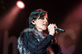 Dolores O'Riordan (2).jpg