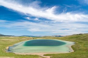 Vražje jezero u Crnoj Gori u proleće