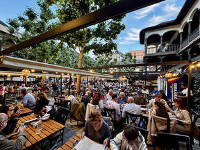 Ljudi u bašti restorana u Bukureštu u Rumuniji