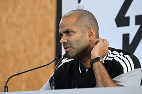 Toni Parker na konferenciji za medije