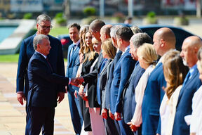 Svečani doček ispred Palate Srbija predsednika Uzbekistana Šavkata Mirzijojeva (3).jpg