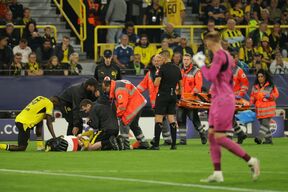 Fudbaler Borusije Dortmund Konstantinos Karecas iznet na nosilima.
