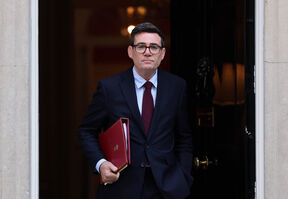 Endi Bernam, premijer Velike Britanije 3.jpg
