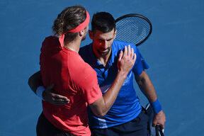 Novak Đoković i Saša Zverev se grle.