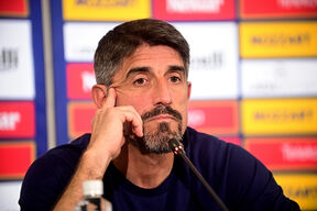 Veljko Paunović sa prstom na glavi.