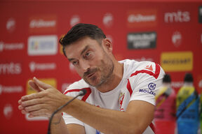 Albert Rijera sklopio ruke na konferenciji za medije.