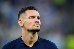 Dejan Lovren u plavoj trenerci izbliza.