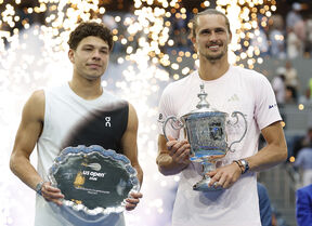 Ben Šelton i Saša Zverev sa trofejima.
