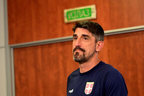 Veljko Paunović u majici Srbije.