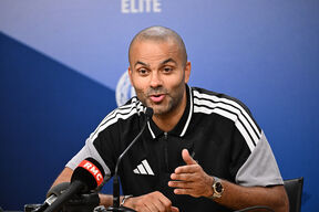 Toni Parker na konferenciji za medije.