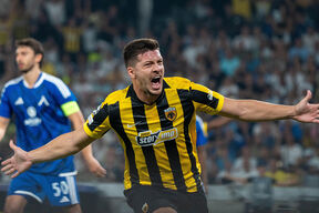 Luka Jović slavi gol u dresu AEK-a.