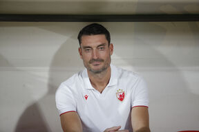 Albert Rijera u beloj majici Crvene zvezde.