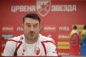 Albert Rijera na konferenciji za medije.